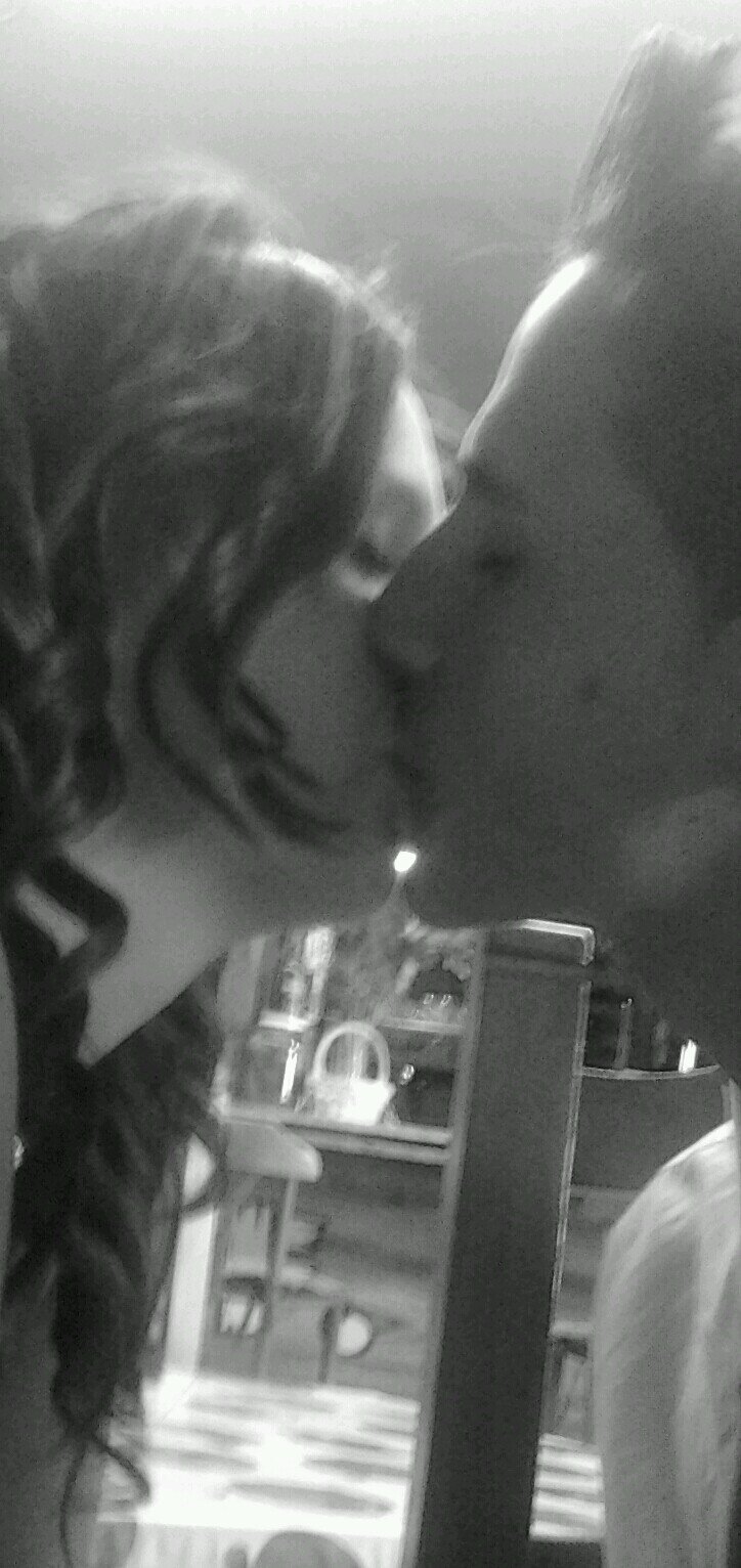 Si tu te quemas;yo ardo, si tu saltas; yo salto, si tu lloras;yo lloro,si tu te pierdes; yo contigo..15102011♡