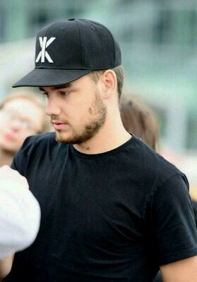 hello lovely, youre amazing, i gave you a free follow so go follow @inutellaharry please :)
