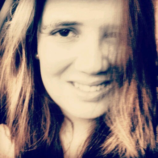 Educadora de Párvulos, 23 años, Madre de José Tomás, fiel a Carlos Rene!