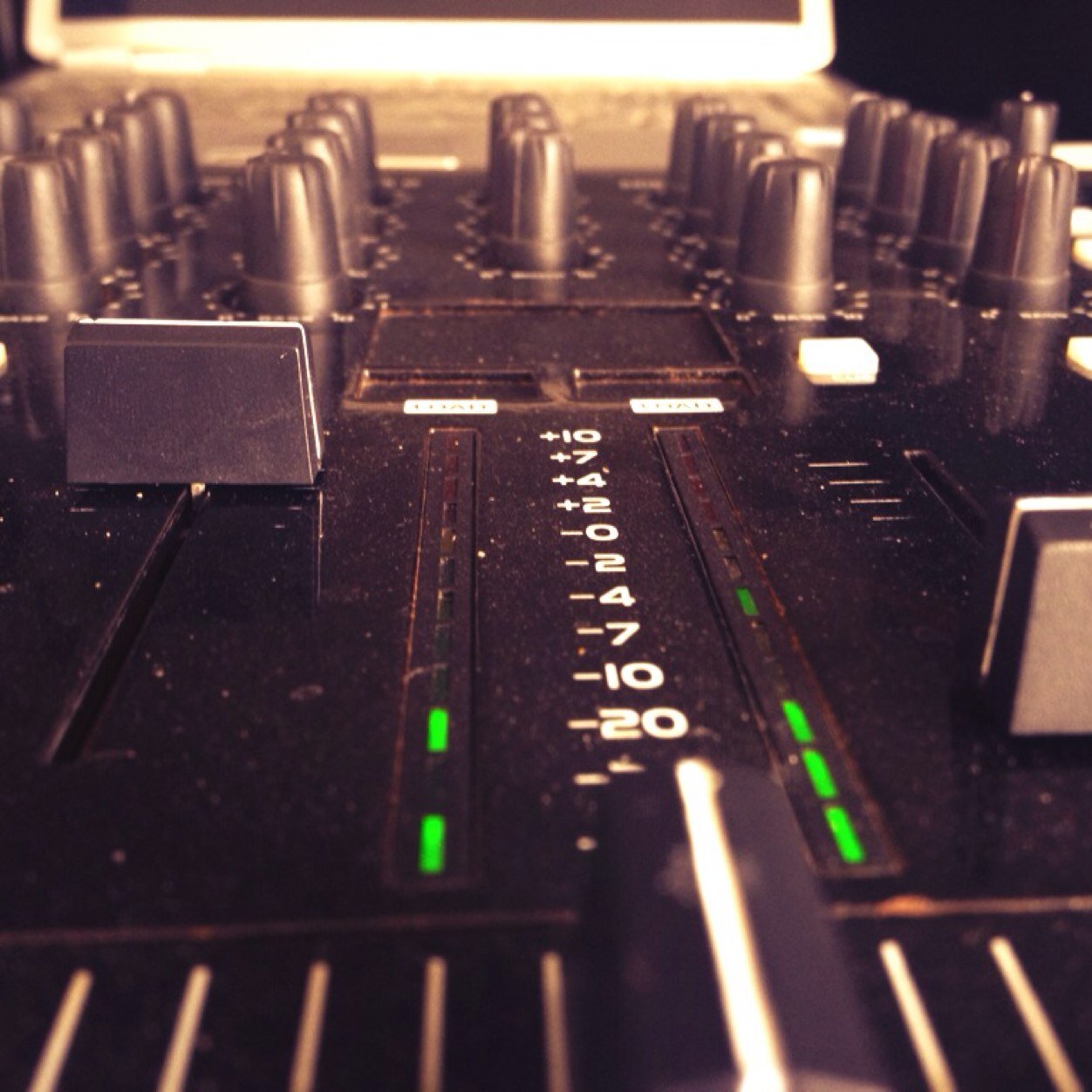 MaoRosas's profile picture. Alguien que comprende perfectamente como alternar y permutar el arte de mezclar discos con secuenciar grandes aventuras musicales de larga duracion.