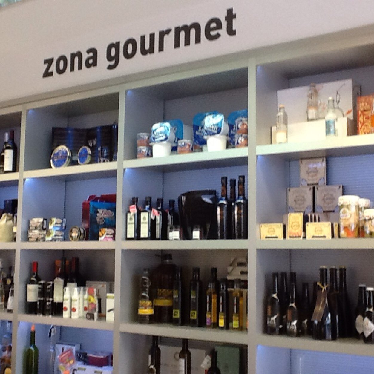 Estación de servicio en Pozuelo de Alarcón, M-503 Vía de las Dos Castillas s/n.Gourmet especializada, +200 ref vino, prod. asiáticos, caviar, embutidos, quesos