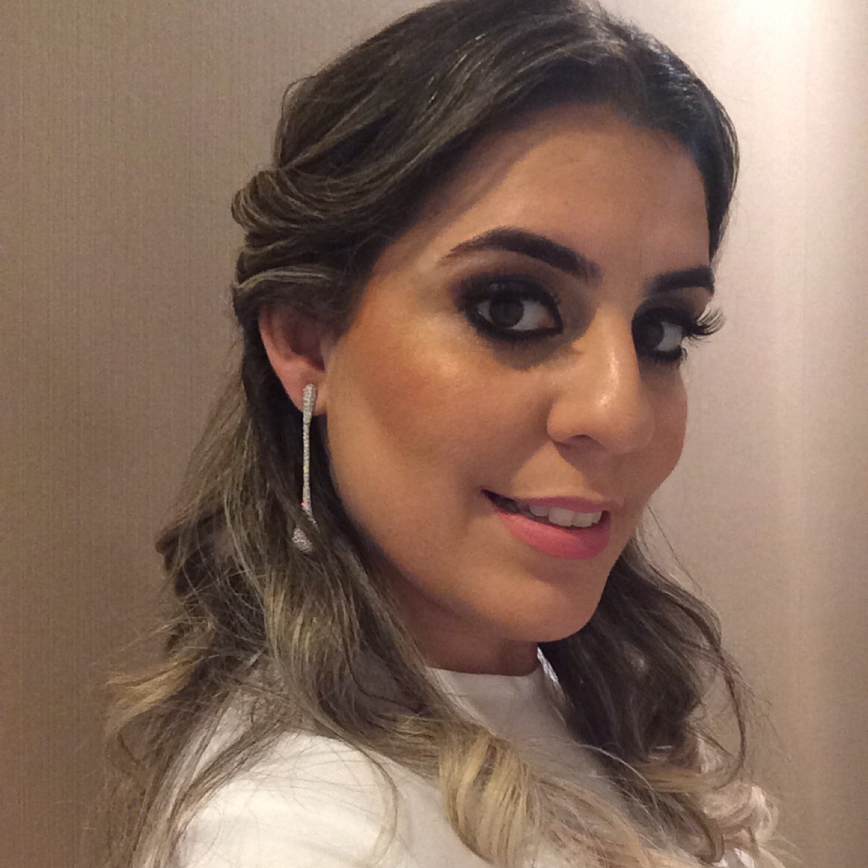 Esposa do Adriano,empresária e muito feliz com tudo que Deus fez e fará na minha vida, pois sou barro nas mãos do Oleiro: Jesus!