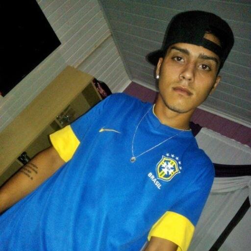 Estamos tão longe, tão perto também, E os anjos nos dizem amém. ♪ teamo sz \ @emilynmuniz_ aqui