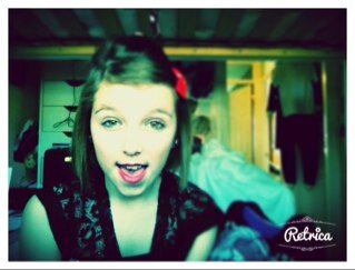 English:)) Im a girly girl:* Cheek out my youtube videos and accout at Sydney Martin. -Jennxpenn is amazing!!!
