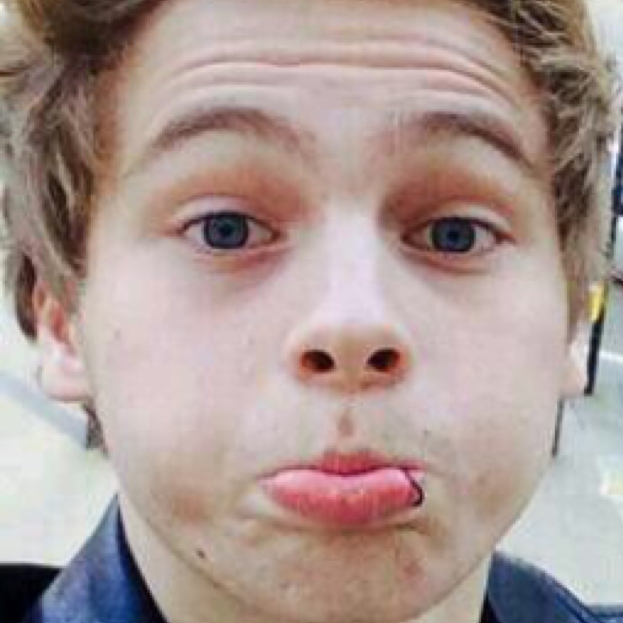 hii :) this is a free follow from @chxcoIatecake i love you never forget to smile :)