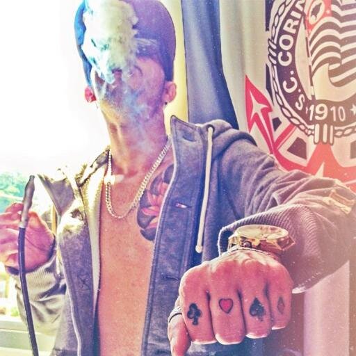 Não se mede o valor de um homem pela sua roupa nem pelo seu dinheiro mais sim pela nobreza de sua alma.