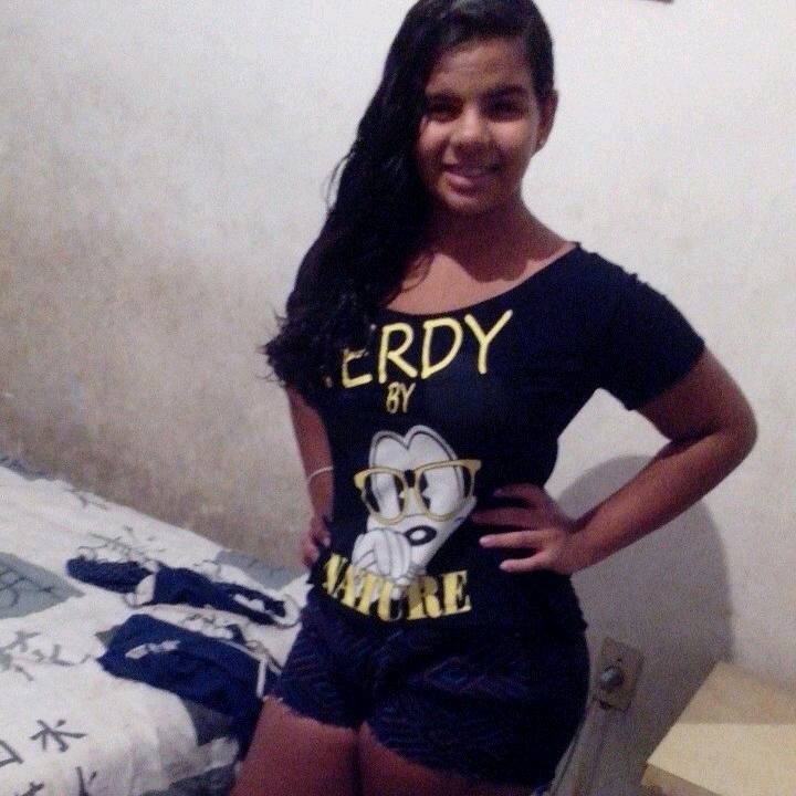 Qualquer um pode me fazer sorrir . Mais nem tds podem me fazer feliz !