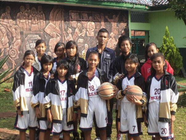 pengertian hidup buat gw sih sederhana, hanya dengan TOLERANSI & saling BERBAGI dengan sesama ;)) || Basket have become part of my life :*