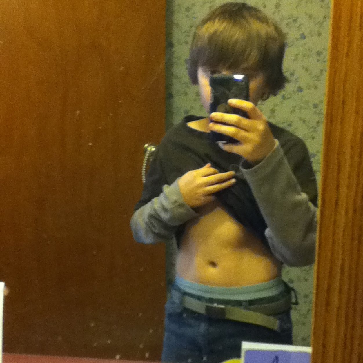 THE NAME IS GAGE I LOVE MUSIC AND SKATEBORADING I LOVE MY SISSY THATS IS BRO PEACE OUT