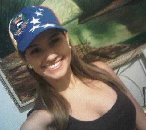 Licenciada en  Artes de la UCV ☺♥ Amante del teatro y de los animales! ☺ Venezolana!!!    Instagram:  dianaveronicavd