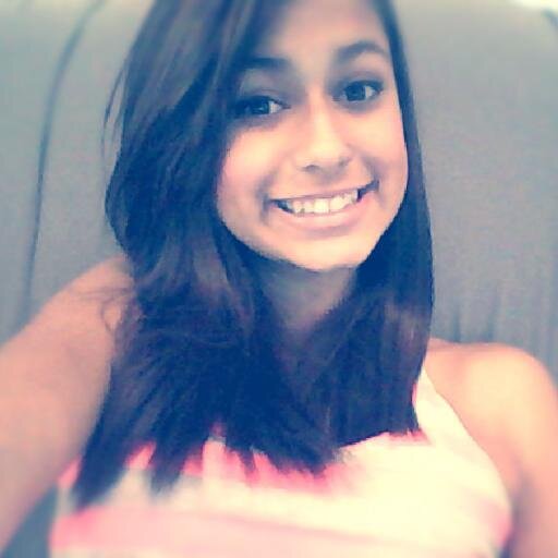 engraçada,as vezes xata,mas quase sempre de bem com a vida..