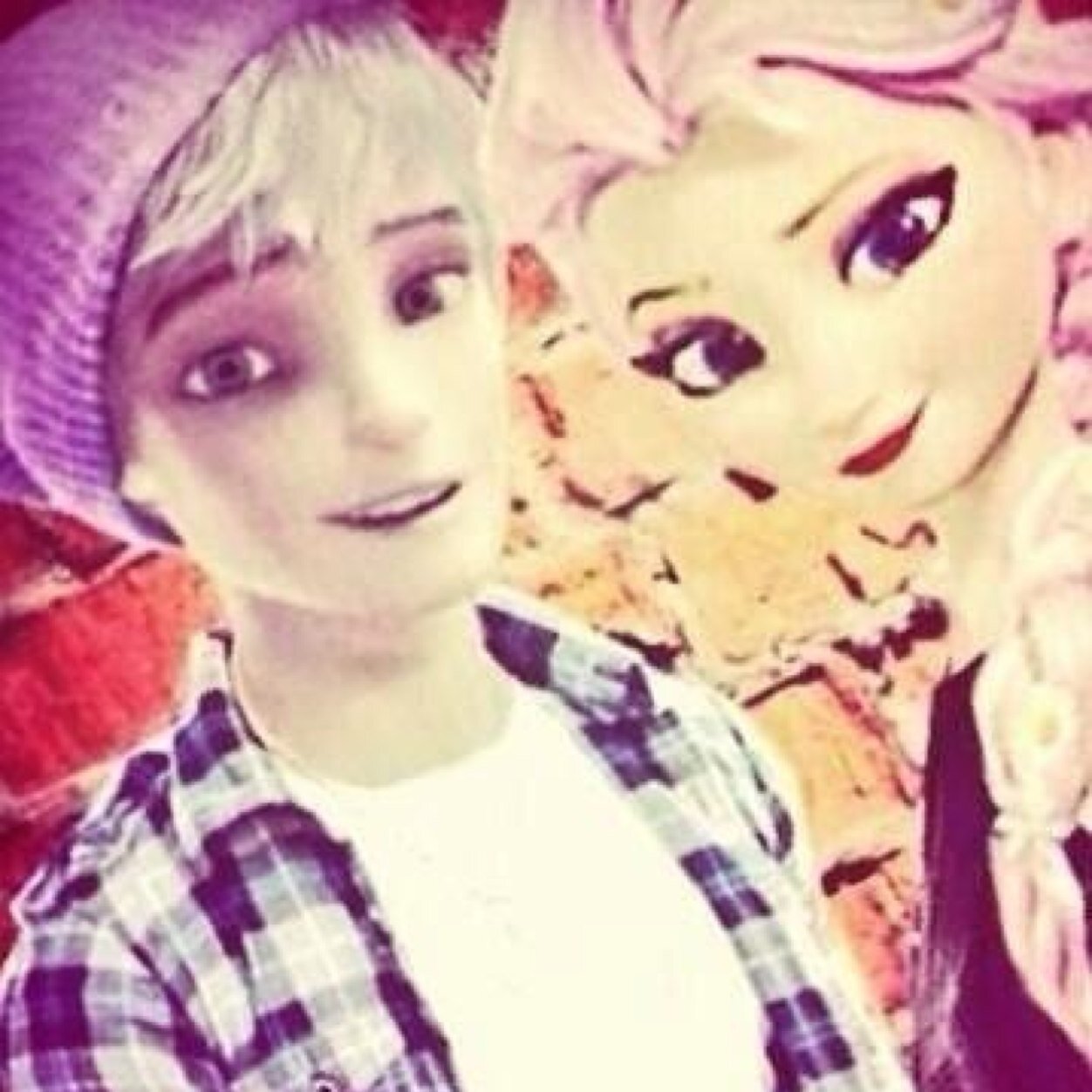 Hi im Elsa Queen of Arendelle and older sister of Princess Anna #Frozen {RP/Single}