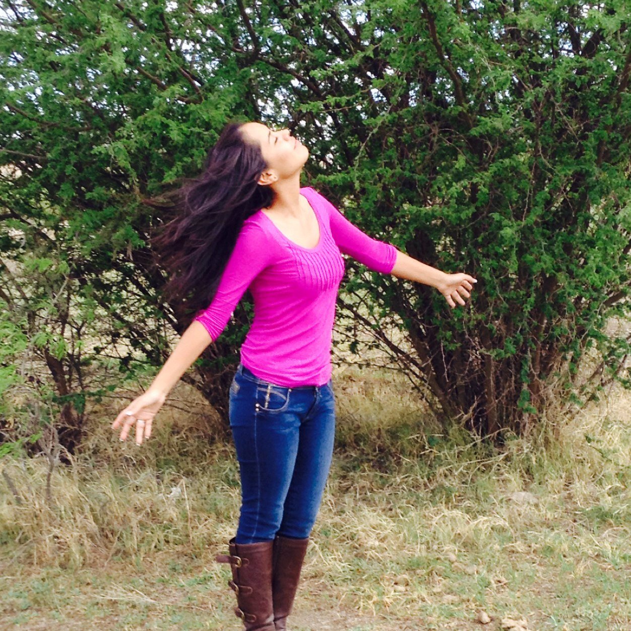 A veces no necesitas a alguien que te levante del suelo, sino alguien que se acueste a tu lado hasta que te puedas levantar.♥