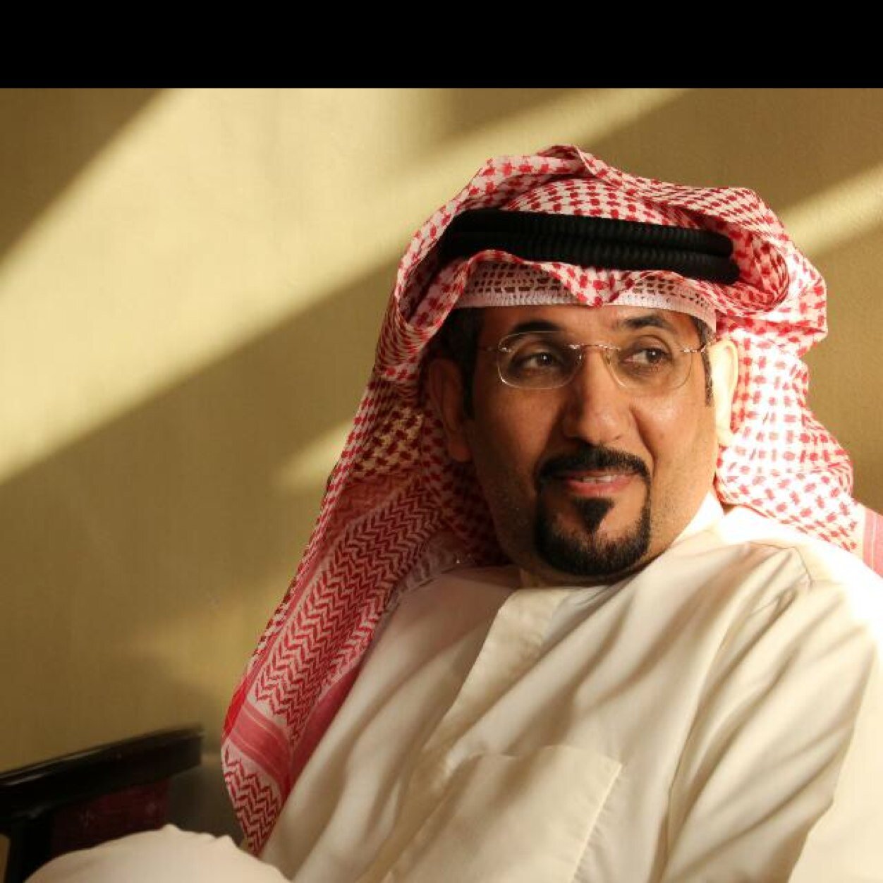 : لا تــمـــد كــفـــــك للــكــفـــوف الــرديــه ولاتــسـوق رجـلـك للــذي مــا يـدانـيـك”