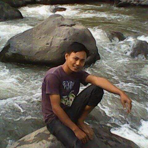 gue orangnya murah senyum & friendly,, ga pake zutek,,ga pake arogan,, gue tipe orang simple semua kalangan gue suka tanpa pandang status sosial