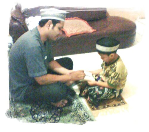 Sedang asik-asiknya mengajar dan mendidik anak pertama : Fahrizal Arif Rahman,, We Love you, child,,