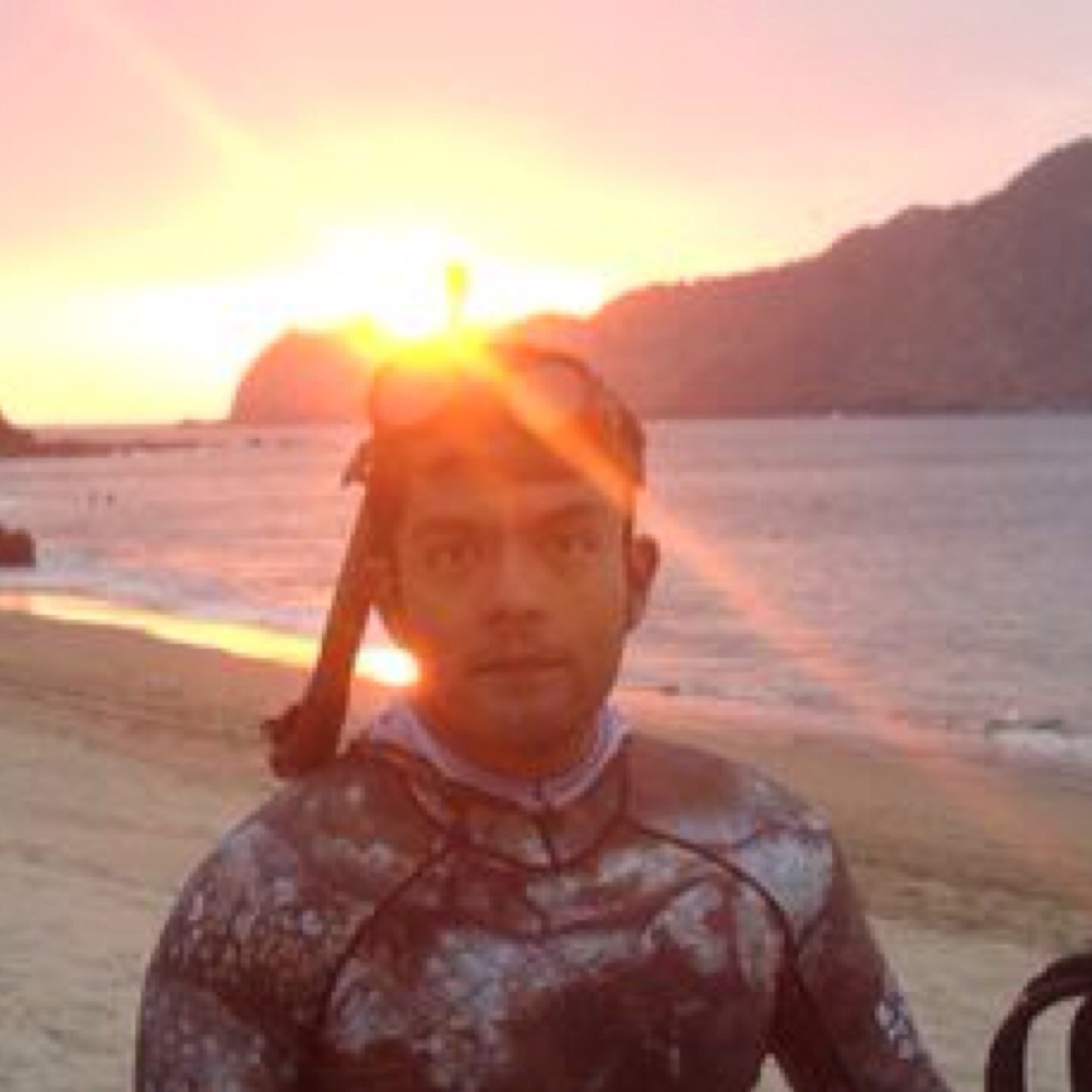 Soy pirata y navego en los mares, donde todos respetan mi voz, soy feliz entre tantos pesares, y no tengo mas leyes que Dios.