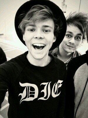 Michael&5sos follows ~
