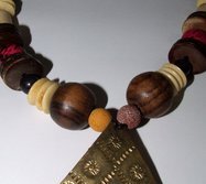 SOMOS UNA PEQUEÑA EMPRESA DEDICADA A LA REALIZACIÓN DE PIEZAS DECORATIVAS COMO COLLARES, PENDIENTES, ANILLOS, PULSERAS.