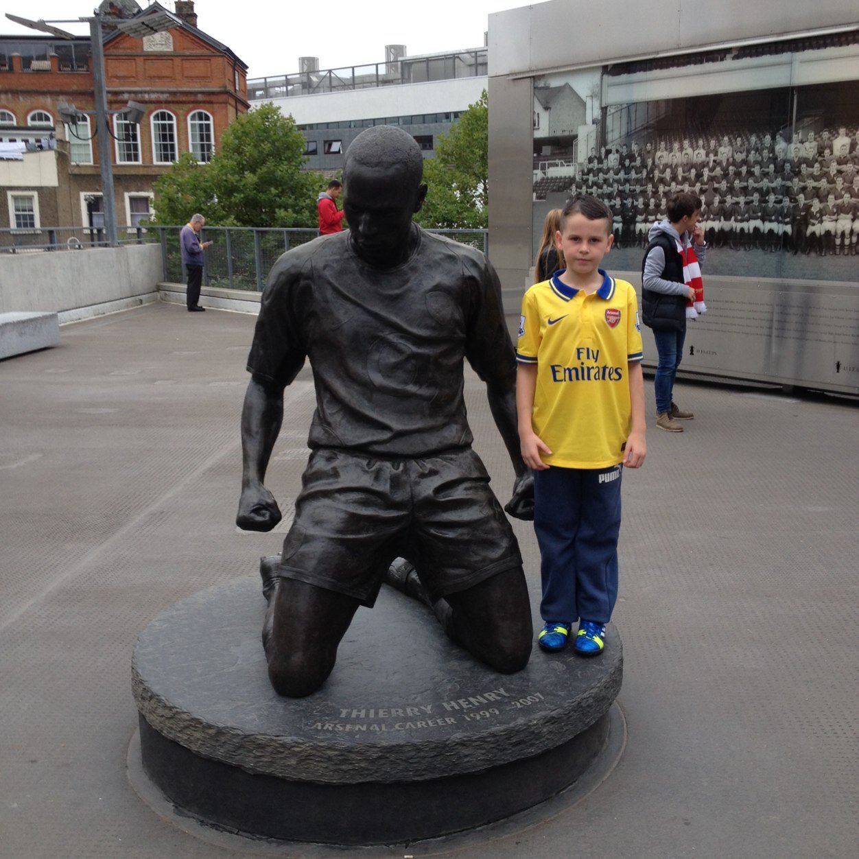 football is life.... arsenal til i die!! JUNIOR GUNNER