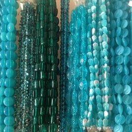 Cristales checos, perlas, turquesas,
y mucho mas para diseñar tus propios collares!
Ofrecemos una variedad de mas de 100,000,000 de colores, figuras, y cortes.