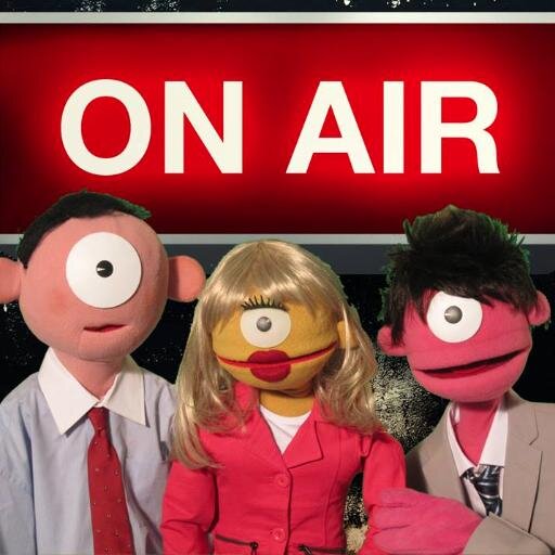 Kränk, die schnellste Nachrichtensendung der Welt mit Roberta Rewind, Lars Bleiben und Kai-Uwe Petersen.