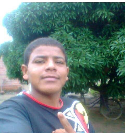 gosto muito de futebol,gosto muito de andar pela cidade onde moro ,adoro ir em um rio tomar banho,Meu principal fã Fábio do Cruzeiro.