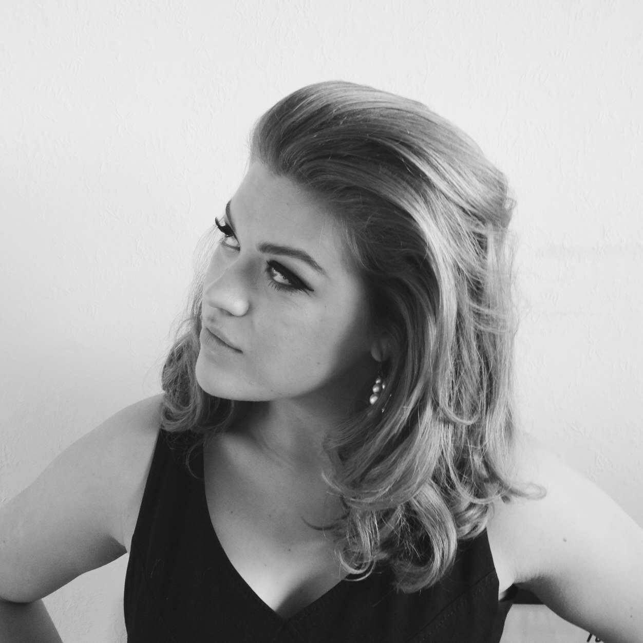 Freelance vintage hairstylist who knows a thing or two about finger waves. Styling elegant brides and glamorous women across UK and Europe.