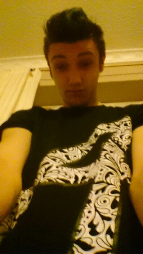 I'm a 17 year old lad and I like Liverpool and joey Essex and Frankie cocozza I also skate