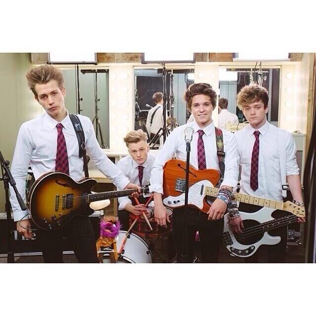 Don't follow this acc go and follow @SimplyConnor_
