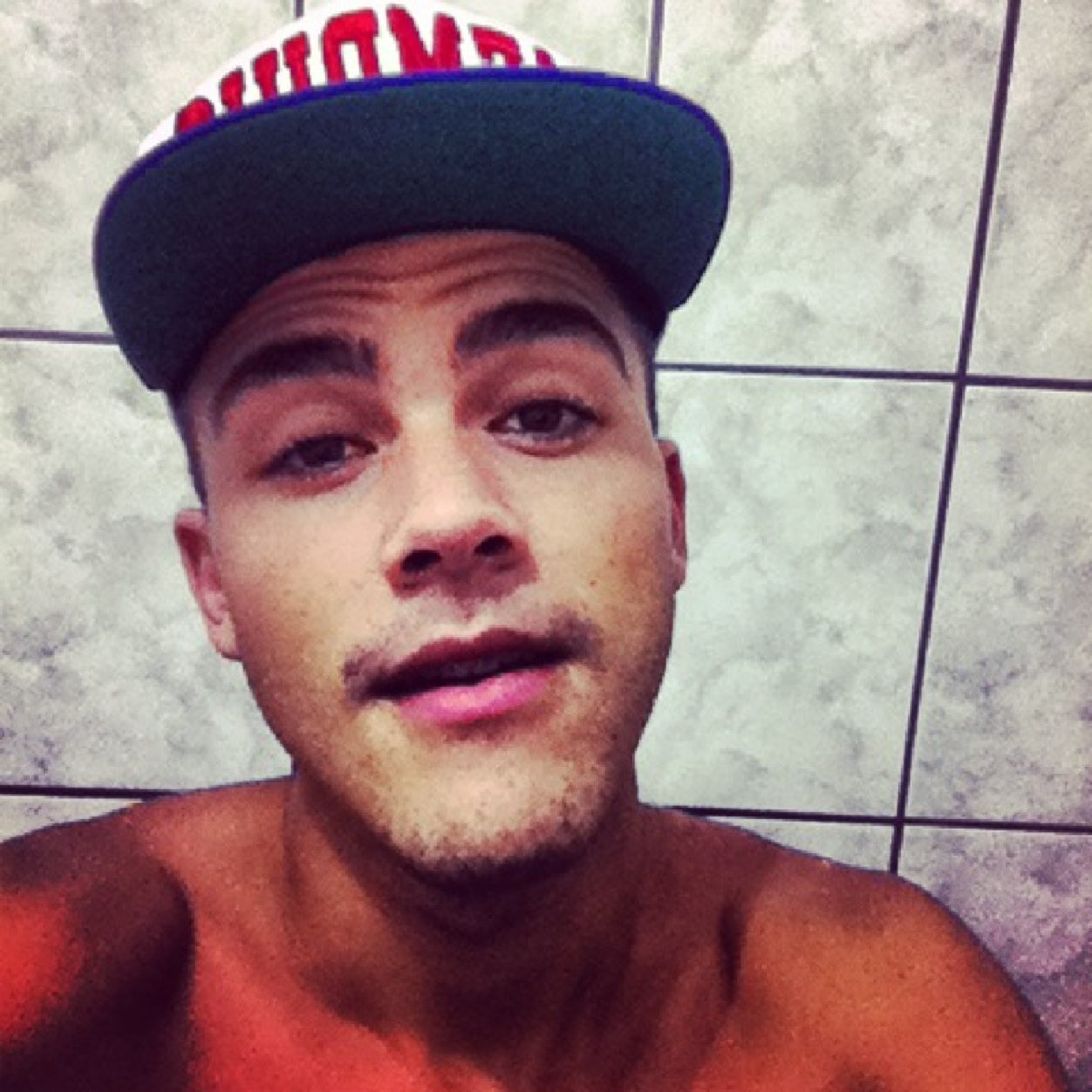 Nóis qué muié sim, qué um dim também
Qué vê todos neguin lá vivendo bem
Só que ai pra mim a Luta vai além
Quem pensá pequeninin tio vai morre sem