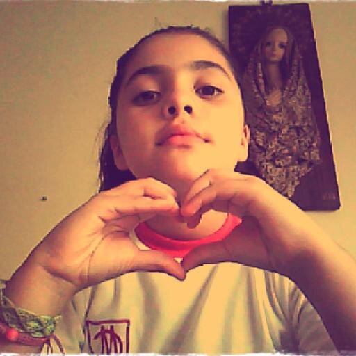 cantante ,toco piano,buenas notasy demasiado fanatica de 5 seconds of summer y justin bieber
