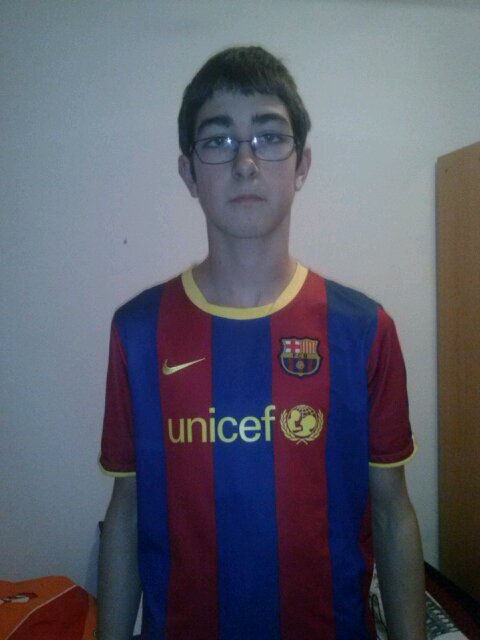 Barcelonista,(cule), desde 1998, mes que un clup, visca el barça. No quiero renunciar a la deliciosa libertad de equivocrme de mis errores.