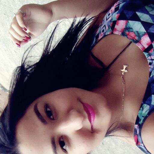 Sou aquela q se preocupa com oq esta ao seu redor , mas q nao se prende e nem deixa de viver por certas coisas da vida ...!