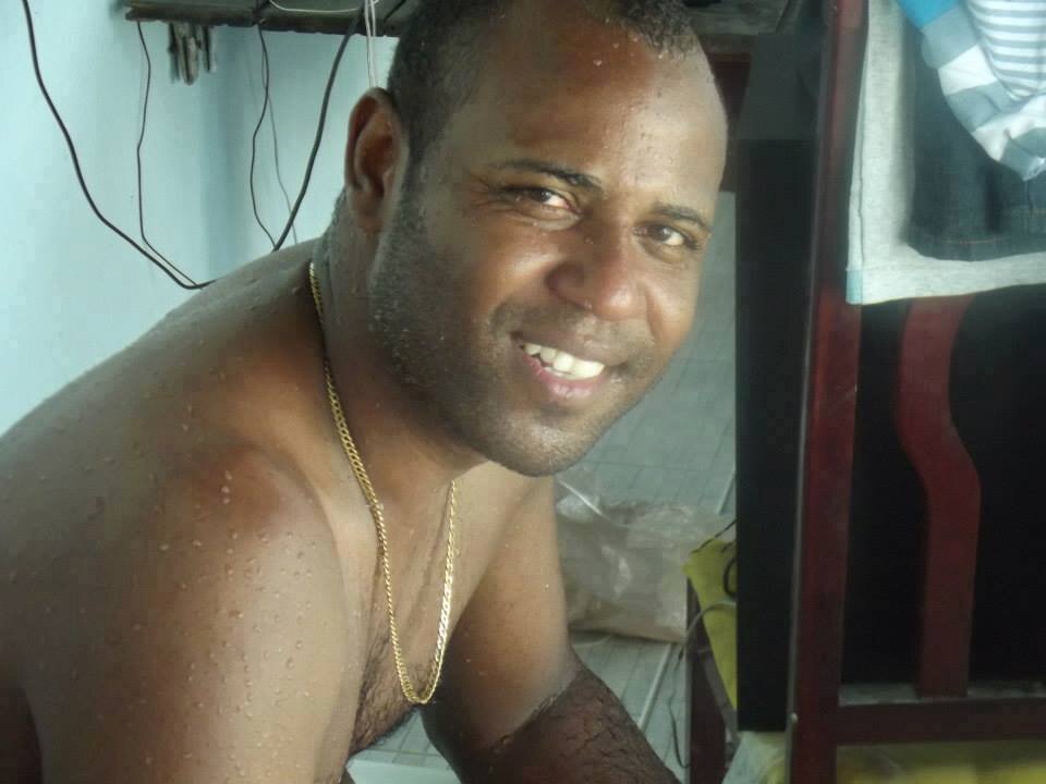 Amo futebol adoro curti minha familiar, sou apaixonado por musica e por Deus mais do que tudo