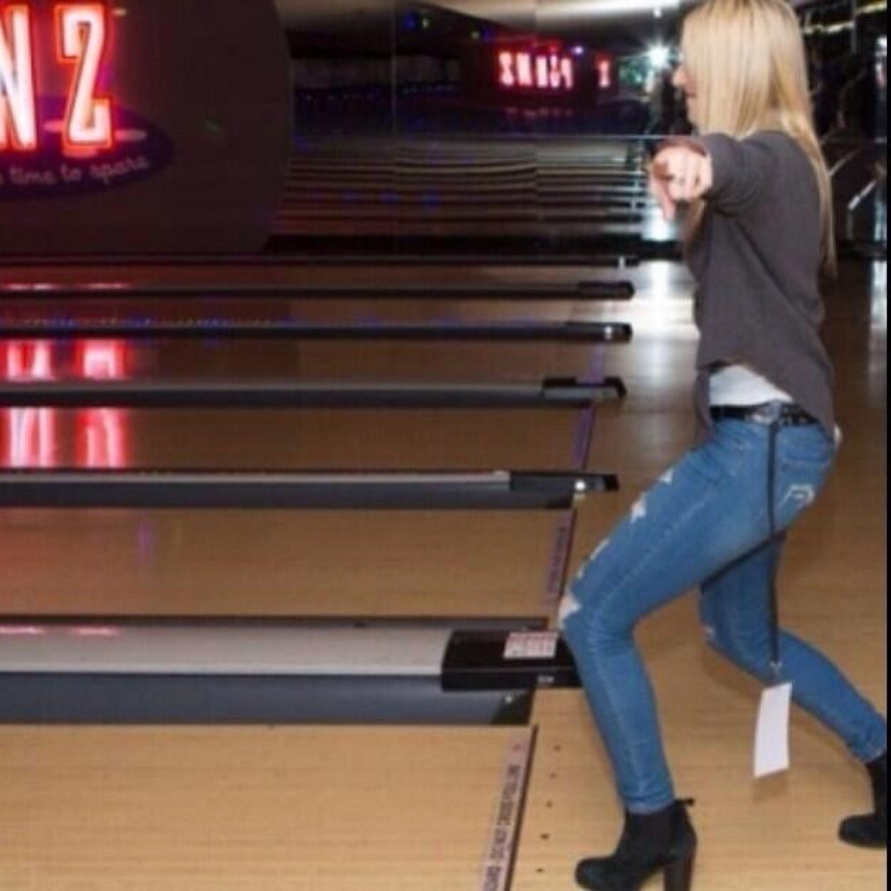 Hi! I'm Rydel! I play keyboard and sing in R5! I love everyone and I love food! [RP/Single/Bi]