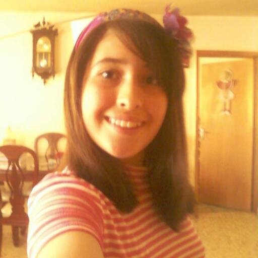 niña linda que ama cantar y ser amistosa