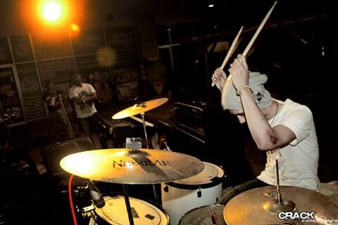 [Drum Player] pelayan di @Tntime_bks sama @meetdeburger