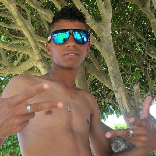 Se você gosta pelo físico, é desejo. Pela inteligência, é admiração. Pelo dinheiro, é interesse. Mas se você não sabe o por que, é amor.