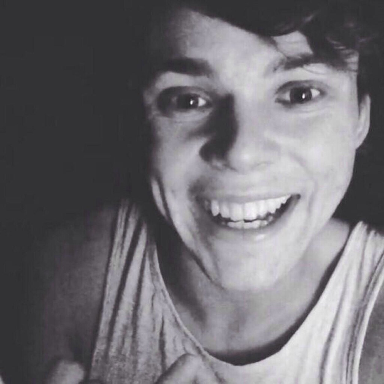 HOLA GUYS ILY SO PLEASE FOLLOW MY MAIN ACCOUNT @screamforirwin ASK FOR A FB :-)