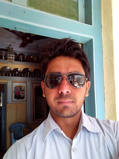 “व्यक्ति अपने गुणों से ऊपर उठता है ।
ऊँचे स्थान पर बैठ जाने से ही ऊँचा नहीं हो जाता है ।