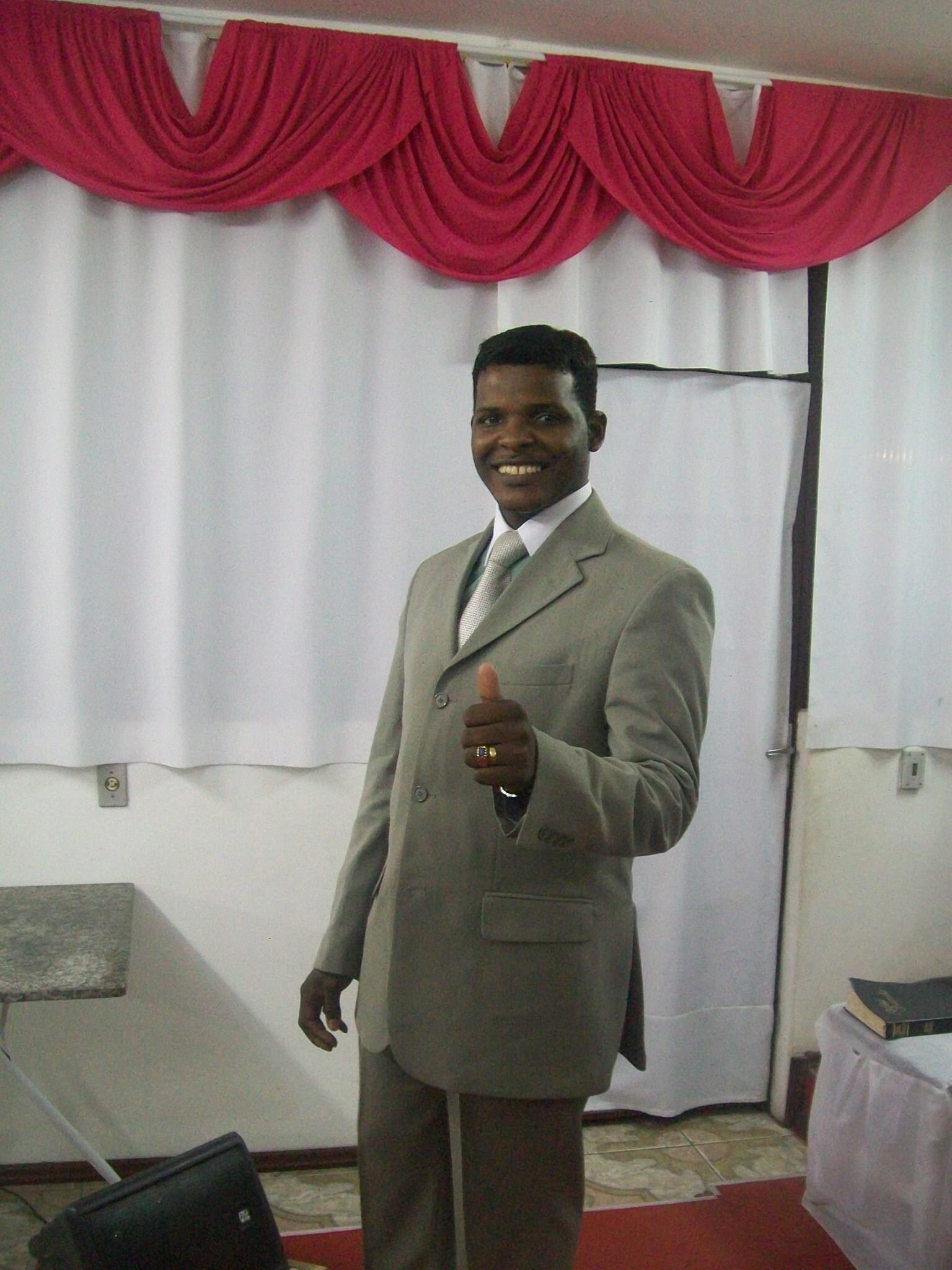 Nasci pra adorar a Deus e transmitir ao mundo o Evangelho através da pregação falada e também cantada...tenho uma esposa maravilhosa Priscila e um filho Kauã!!!