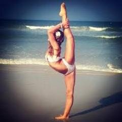 Cheerleader from bow to toe  | Instagram: megan_elphick