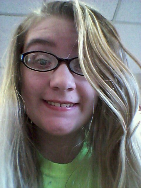 im 14 and single but hung up on one guy..I put God first..**volleyball, soccer, singin, four wheeler ridin, mudd lovin girl**....interested in new friends!