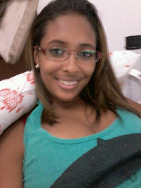 Souu uma Garota Simples,Com defeitos e qualidades.Extrovertida,amo fazer novas amizades.Odeiio falsidade! è isso ai!