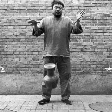 いま世界中で高い評価をあびている中国人アーティスト＆活動家 Ai Weiwei（アイウェイウェイ）。中国政府と闘い続ける彼の思想と行動力がいまの日本にも必要です（『アイ・ウェイウェイ主義』など）