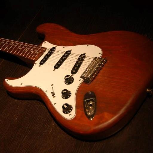 musicien , guitariste  http://t.co/UoOaiYwX8L