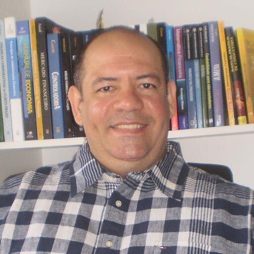 Cristão, engenheiro de software, patriota, corredor, ciclista e nadador.