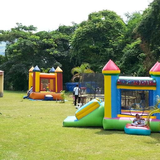 tenemos todo para tu evento toldos sillas mesas cochones estaciones de pasapalos hamburguesas todo para alegrar tu fiesta.