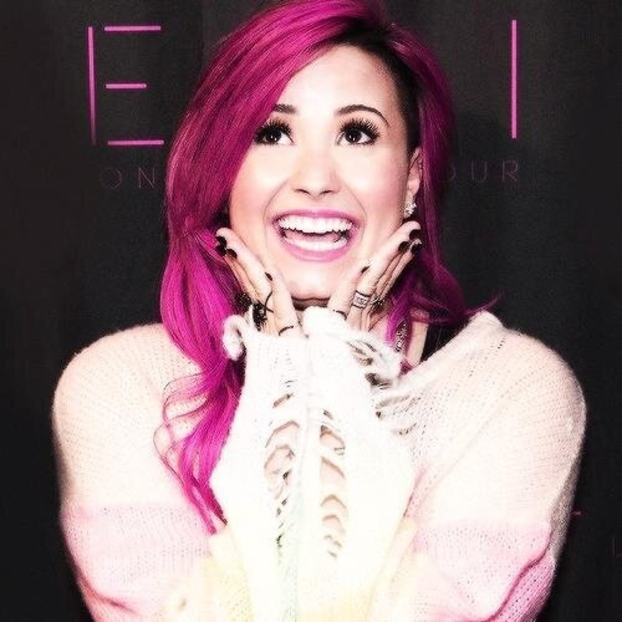 My other twitter : @TMLovatic : Follow there !